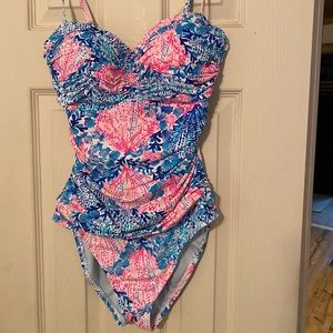 Women’s size 8 Lilly one piece EUC